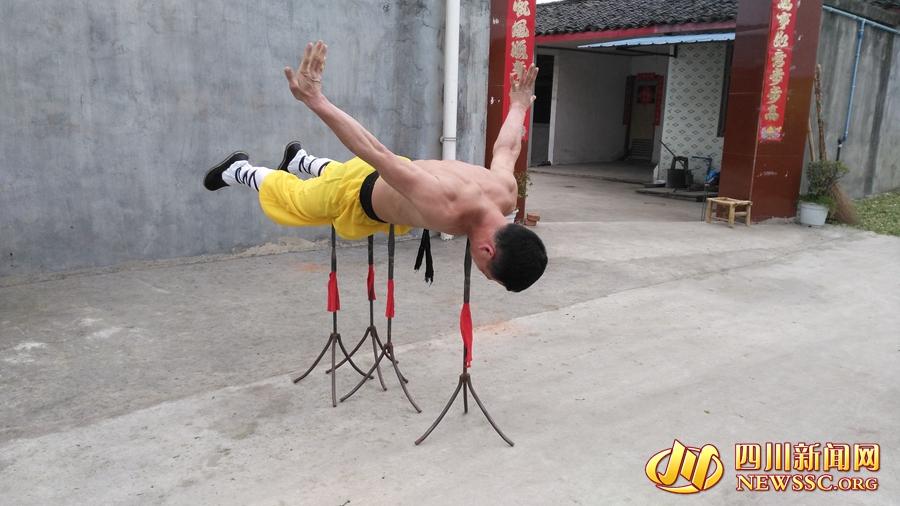Zhao Rui, 24, shows off his kung fu skills in Mianzhu city, Southwest China's Sichuan province, March 17, 2015. Zhao began learning kung fu at the Shaolin Temple in Henan province in 2009, focusing on free combat and Qigong, and then started to practice the stunt in 2013. Zhao said practice of kung fu improves his health and self-confidence. (Photo/newssc.org)