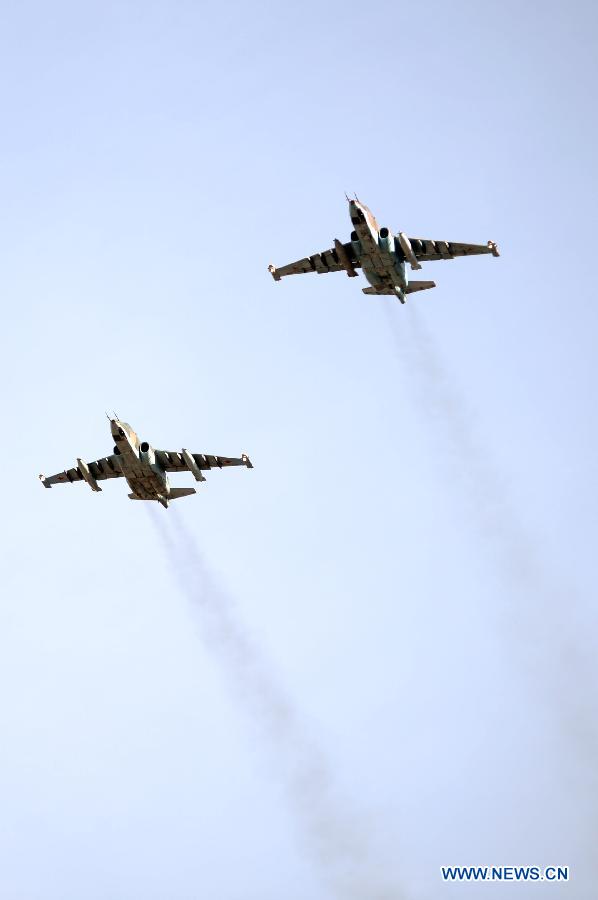 A group of jet air supporters Sukhoi Su-25 fly during the parade rehearsal dedicated to the 70th anniversary of the victory in World War II, near Kubinka military airfield in the Moscow region of Russia, April 8, 2015 [Photo/Xinhua]