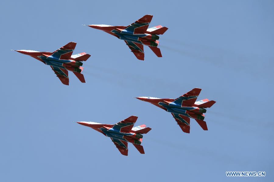 Jet fighters Mikoyan MiG-29 of the Swifts, Russian aerobatic team, fly during the parade rehearsal dedicated to the 70th anniversary of the victory in World War II, near Kubinka military airfield in the Moscow region of Russia, April 8, 2015 [Photo/Xinhua] 