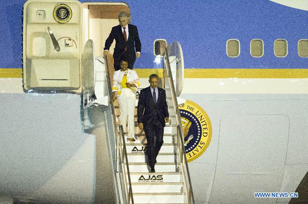 U.S. President Barack Obama (front) arrives at the Norman Manley International Airport in Kingston, Jamaica, April 8, 2015. Barack Obama arrived at the Norman Manley International Airport in Kingston Wednesday evening for a less-than-24-hour visit. [Photo/Xinhua]