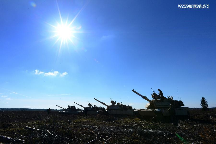 Tanks of U.S. troops stationed in Lithuania are seen during tank live-fire drills in Pabrade, Lithuania, on April 8, 2015. U.S. troops stationed in Lithuania held the first tank live-fire drills from April 8 to 9. [Photo/Xinhua] 