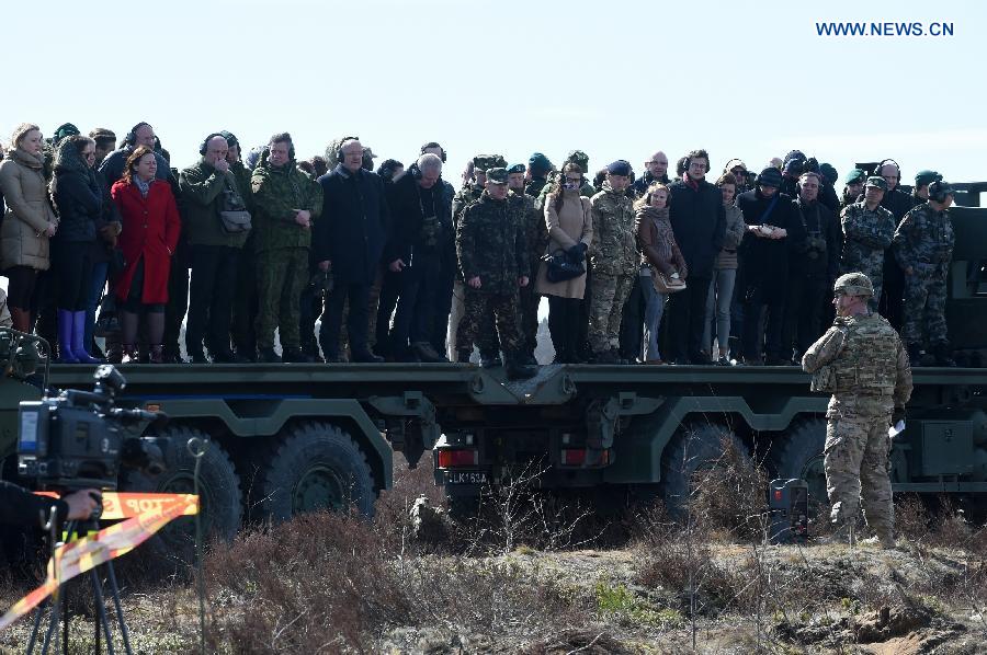 Delegates from several countries watch tank live-fire drills held by U.S. troops stationed in Lithuania in Pabrade, Lithuania, on April 9, 2015. U.S. troops stationed in Lithuania held the first tank live-fire drills from April 8 to 9. [Photo/Xinhua]