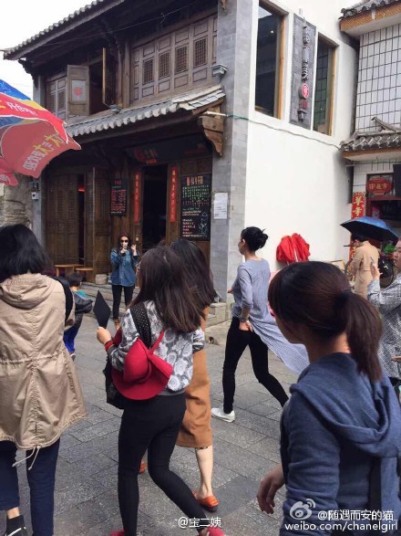 4月9日下午，有网友在云南大理偶遇带女儿逛街的王菲，并晒出一组照片。照片中，王菲戴着口罩，与女儿李嫣在首饰店闲逛。随后又有网友晒图透露：“王菲在大理逛街被围观，撒开腿逃跑的结果就是整条街都跟着跑了起来。”现场上演“逃走”一幕。[Weibo.com]