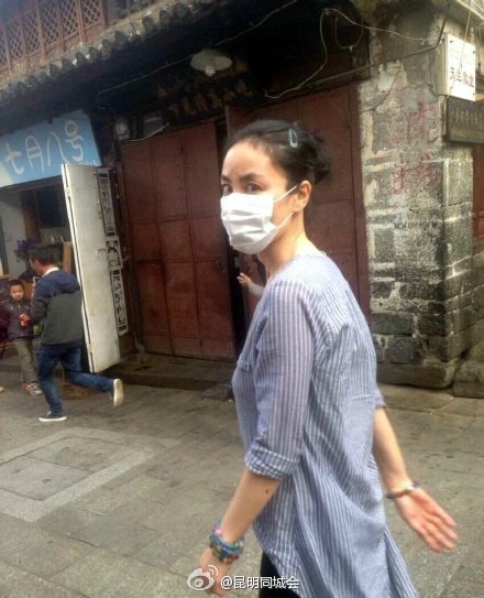 4月9日下午，有网友在云南大理偶遇带女儿逛街的王菲，并晒出一组照片。照片中，王菲戴着口罩，与女儿李嫣在首饰店闲逛。随后又有网友晒图透露：“王菲在大理逛街被围观，撒开腿逃跑的结果就是整条街都跟着跑了起来。”现场上演“逃走”一幕。[Weibo.com]
