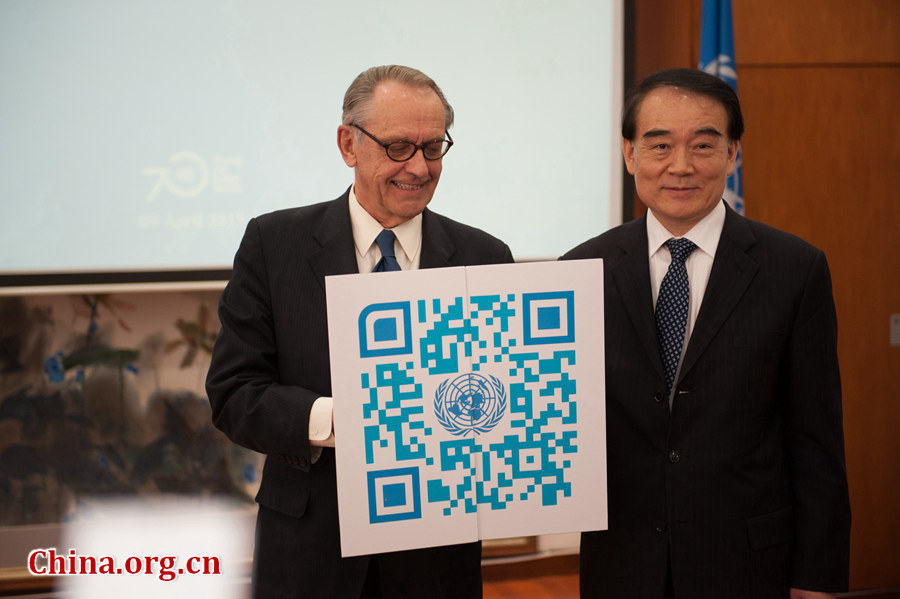 The United Nations Deputy Secretary General (UN DSG) Jan Eliasson (L) and Chinese vice foreign minister Li Baodong hold a binary board, signalling the launch of the new Chinese website of the United Nations on Thursday, April 9, 2015 at the UN headquarters of China in Beijing. [Photo by Chen Boyuan / China.org.cn]