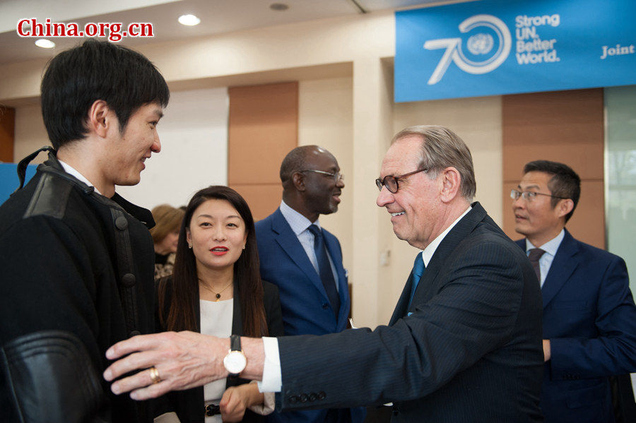 UN DSG Jan Eliasson talks with Lei Sheng, the 2012 London Olympics champion of fencing, at the joint launch event for the new Chinese webiste of the United Nations at the UN headquarters of China in Beijing on Thursday, April 9, 2015. [Photo by Chen Boyuan / China.org.cn]