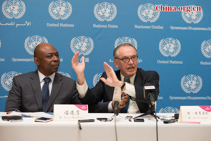 UN Deputy Secretary General Jan Eliasson (R) and Alain Noudéhou, UN Country Coordinator in China, host a press conference on Thursday, April 9, 2015, following the joint launch event for the new Chinese webiste of the United Nations. [Photo by Chen Boyuan / China.org.cn]