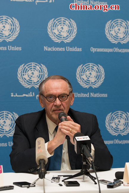 UN Deputy Secretary General Jan Eliasson takes questions at a press conference on Thursday, April 9, 2015, following the joint launch event for the new Chinese webiste of the United Nations. [Photo by Chen Boyuan / China.org.cn]