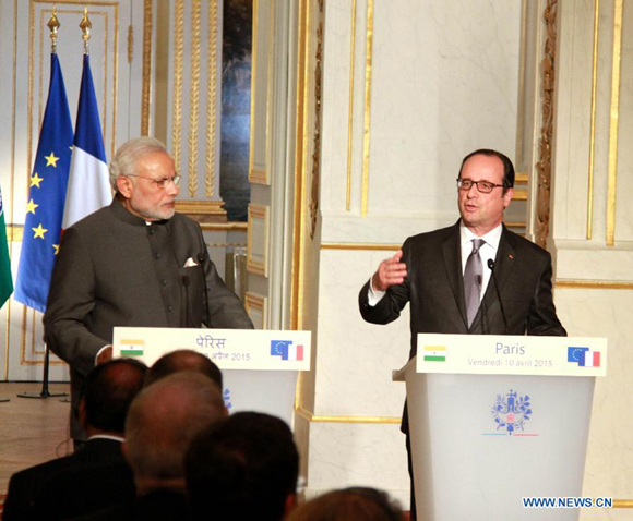 French President Francois Hollande(R) and visiting Indian Prime Minister Narendra Modi attend the press conference in Paris, France, on April 10, 2015. India will buy 36 Rafale fighter jets from France, Indian Prime Minister Narendra Modi announced Friday on his first day of visit in France. 