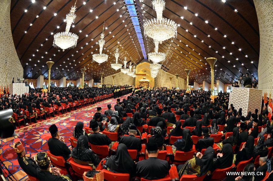 The photo shows guests attending the royal wedding ceremony of Brunei's Prince Abdul Malik and Dayangku Raabi'atul 'Adawiyyah Pengiran Haji Bolkiah in the Nurul Iman Palace in Bandar Seri Begawan, Brunei, April 12, 2015. [Photo/Xinhua] 