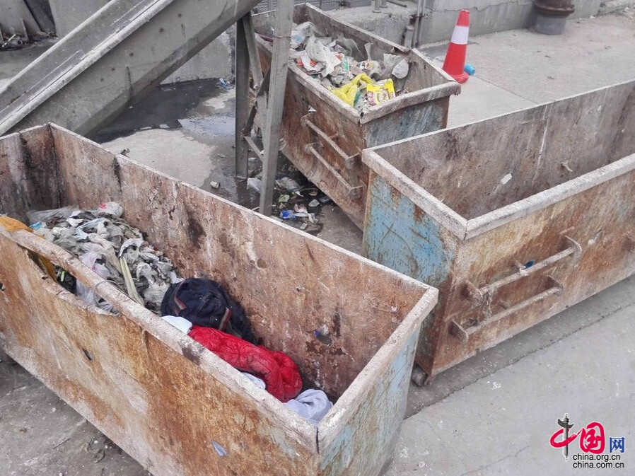 Clothes recovered from the body of Dabao, who was found at a sewerage treatment plant on April 13, 2015, 11 kilometers away from the manhole where he fell down.[Photo/China.org.cn]