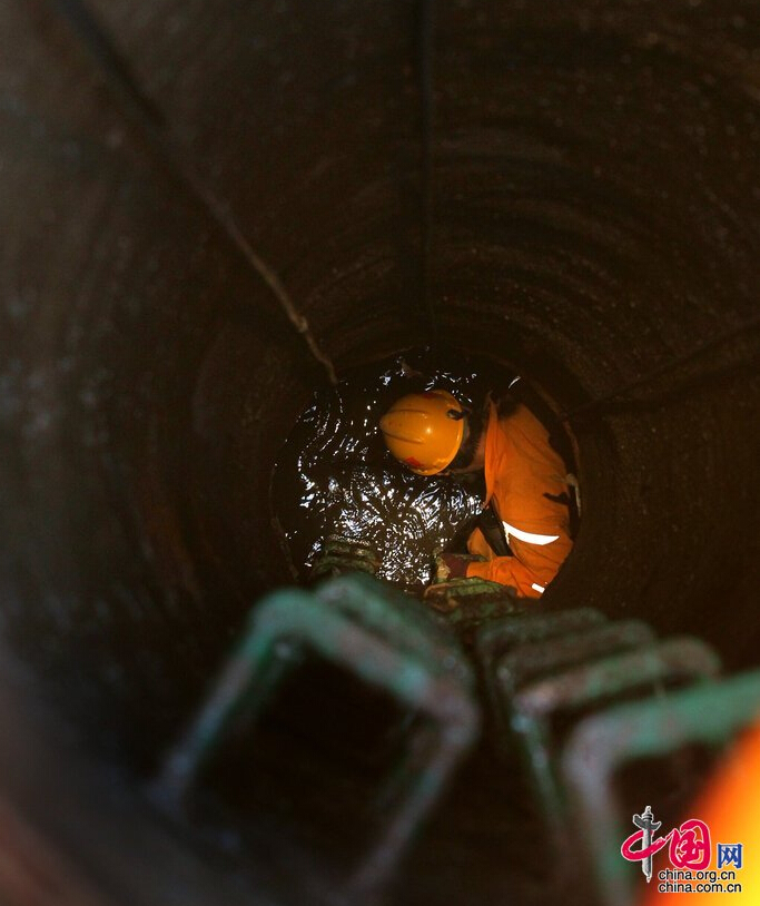 Emergency personnel attempted a rescue, with fully equipped divers descending into the sewers to search for the boy on April 12, 2015.[Photo/China.org.cn] 