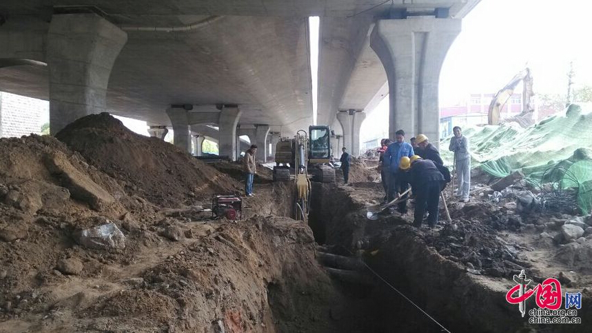 Emergency personnel attempted a rescue, with fully equipped divers descending into the sewers to search for the boy on April 12, 2015.[Photo/China.org.cn] 