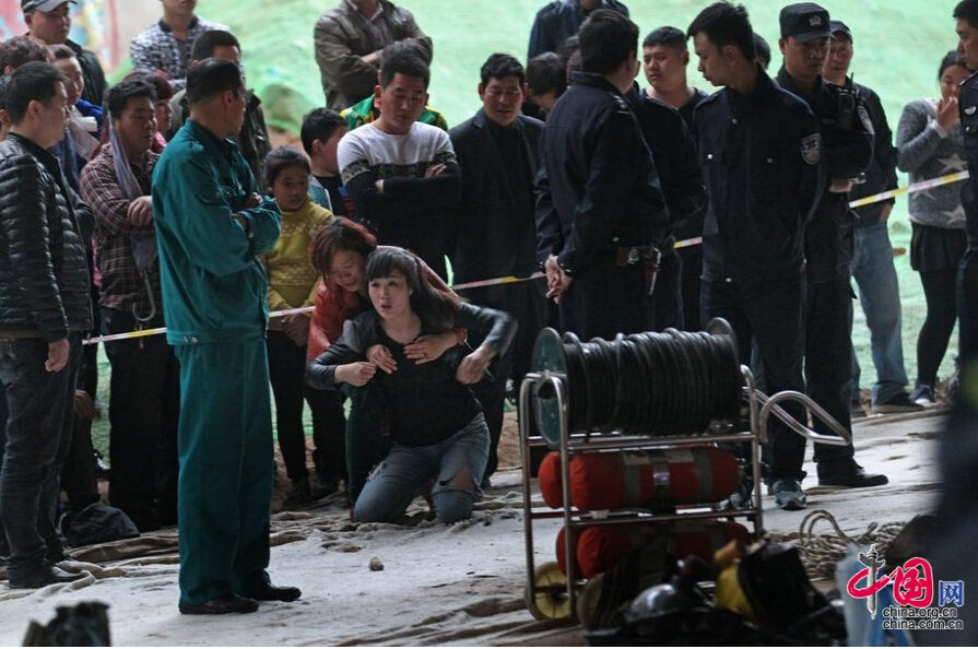  Dabao’s mother cries at the scene where the boy died.[Photo/China.org.cn]