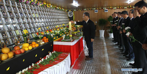 People attend the commemoration for the victims of the sinking of the South Korean ferry Sewol at a port of Jindo, South Korea, April 15, 2015. At the eve of the one year anniversary of the South Korean ferry Sewol disaster, family members of the victims gathered at a port of Jindo to commemorate their dearest ones on Wednesday.[Photo/Xinhua]