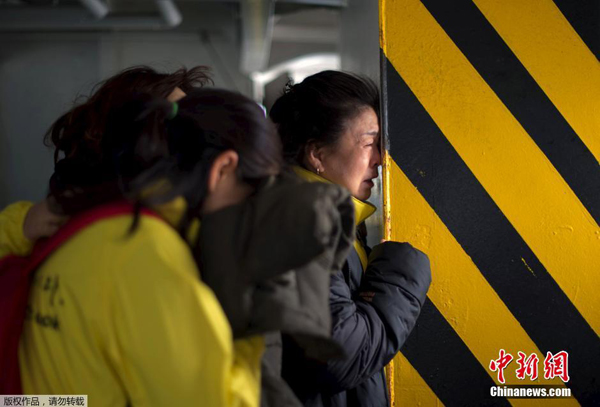 At the eve of the one year anniversary of the South Korean ferry Sewol disaster, family members of the victims gathered at a port of Jindo to commemorate their dearest ones on Wednesday. On April 16, 2014, South Korean ferry Sewol carrying 476 people capsized and sank off the country's southwestern coast, leaving 295 dead, including four Chinese nationals, and nine missing. [Photo/Chinanews.com]