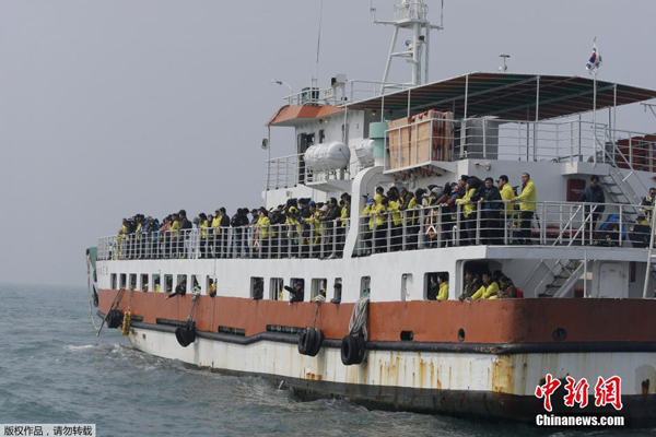 At the eve of the one year anniversary of the South Korean ferry Sewol disaster, family members of the victims gathered at a port of Jindo to commemorate their dearest ones on Wednesday. On April 16, 2014, South Korean ferry Sewol carrying 476 people capsized and sank off the country's southwestern coast, leaving 295 dead, including four Chinese nationals, and nine missing. [Photo/Chinanews.com]
