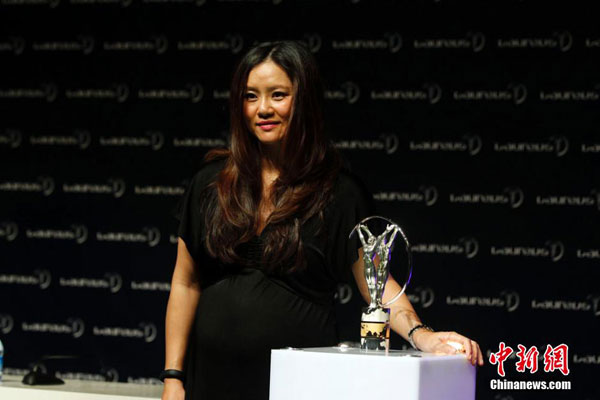 Chinese retired tennis star Li Na wins the Exceptional Achievement Award at the 16th Laureus World Sports Awards, on April 15, 2015 in Shanghai, China. [chinanews.com]