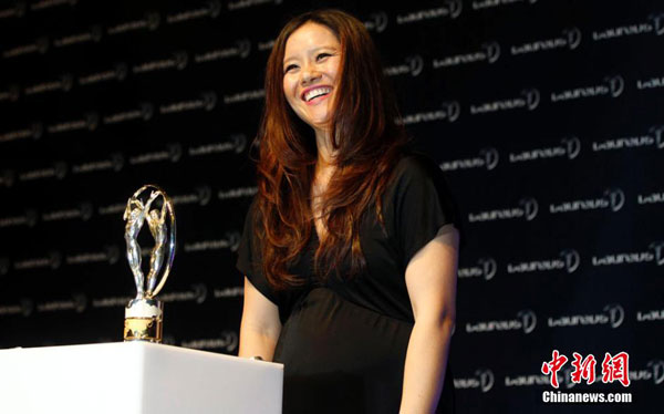 Chinese retired tennis star Li Na wins the Exceptional Achievement Award at the 16th Laureus World Sports Awards, on April 15, 2015 in Shanghai, China. [chinanews.com]