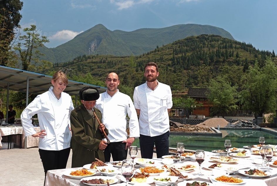 Zeng Jinchai,daughter-in-law of a 92-year-old peasant from west China's Guizhou Province, orders home-cooked Italian banquet online for 5,000 yuan in order to celebrate his birthday.