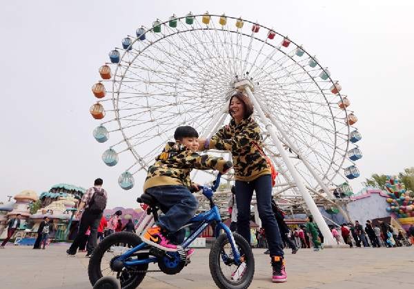 The Ferris wheel at Beijing Shijingshan Amusement Park will close at the end of the month after 29 years of service. The park plans to build a bigger one. [Photo/China Daily]