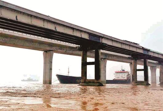 A photo of the Feiyunjiang River Bridge that the woman fell off from.[File photo]