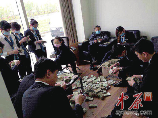 Workers at a BMW dealership in Zhengzhou count about 100,000 yuan worth of one-yuan notes. 