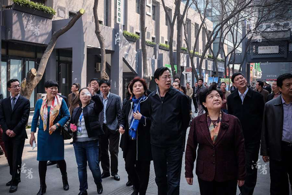  Visitors walk down Zhongguancun Entrepreneurship Street in Haidian district, Beijing. Zhongguancun Entrepreneurship Street is home to many entrepreneurs thanks to the policies encouraging start-ups across China. Peter Thiel, co-founder of the payment service PayPal, said Beijing has a great startup culture, just second to Silicon Valley in the USA during his visit to Beijing this February. [Photo/qq.com]