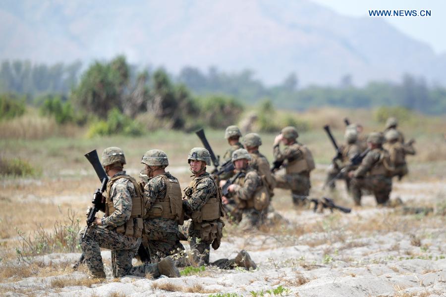 Soldiers of U.S. Marines and the Armed Forces of the Philippines (AFP) participate in the Amphibious Assault training as part of the U.S.-Philippines military exercises at the Naval Education and Training Command of the Philippine Navy in Zambales Province, the Philippines, April 21, 2015. The 'Shoulder to Shoulder' (Local name: Balikatan) exercises begins in locations in five provinces of the Philippines on April 20, involving 11,500 Filipino and U.S. military personnel. [Photo/Xinhua] 
