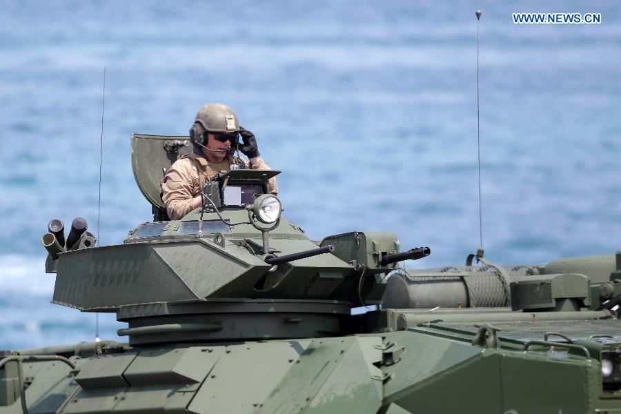 A soldier participates in the Amphibious Assault training as part of the U.S.-Philippines military exercises at the Naval Education and Training Command of the Philippine Navy in Zambales Province, the Philippines, April 21, 2015. The 'Shoulder to Shoulder' (Local name: Balikatan) exercises begins in locations in five provinces of the Philippines on April 20, involving 11,500 Filipino and U.S. military personnel. [Photo/Xinhua] 