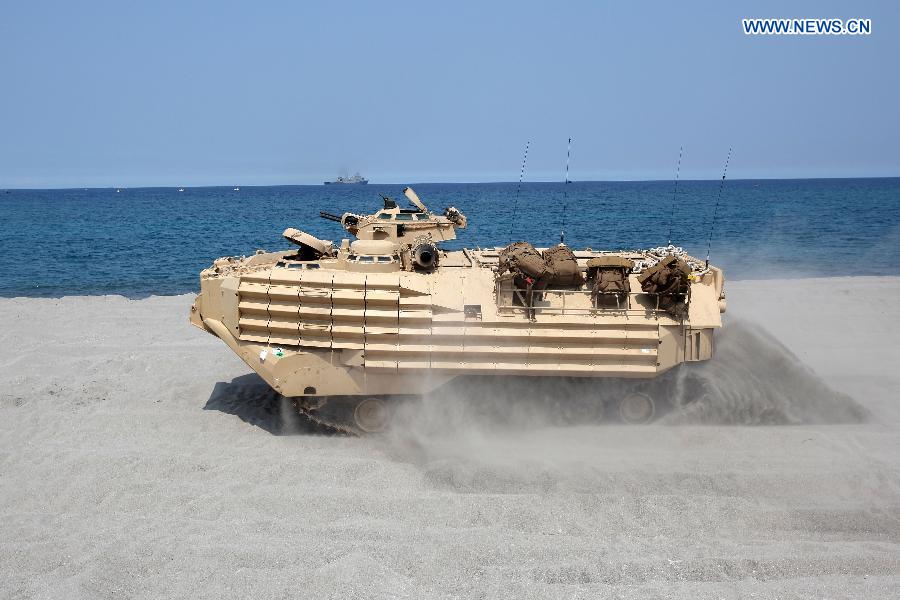 A tank participate in the Amphibious Assault training as part of the U.S.-Philippines military exercises at the Naval Education and Training Command of the Philippine Navy in Zambales Province, the Philippines, April 21, 2015. The 'Shoulder to Shoulder' (Local name: Balikatan) exercises begins in locations in five provinces of the Philippines on April 20, involving 11,500 Filipino and U.S. military personnel. [Photo/Xinhua]