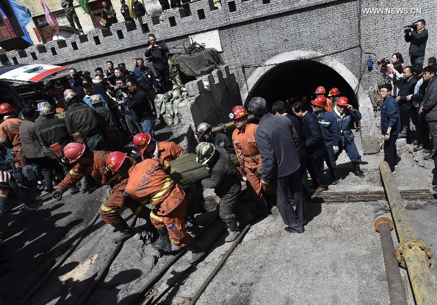 Rescuers carry a miner out of well at Jiangjiawan mine in Datong, north China's Shanxi Province, April 21, 2015. [Photo: Xinhua]