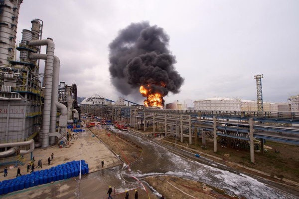 A big fire is seen at a chemical plant in the Gulei Peninsula in Zhangzhou, Fujian province, April 8, 2015. [Photo/Xinhua] 