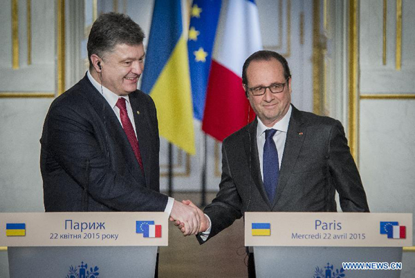 French President Francois Hollande (R) and Ukrainian President Petro Poroshenko attend a press conference in Paris, France, April 22, 2015. France and Ukraine pledged to reinforce the bilateral relations in various of fields, French president Francois Hollande and Ukrainian President Petro Poroshenko announced Wednesday in a joint declaration in Paris. [Photo/Xinhua]