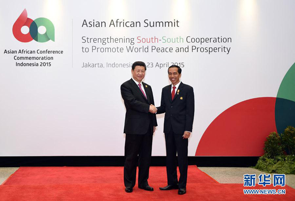 Chinese President Xi Jinping (L) meets with his Indonesian counterpart Joko Widodo during the Asian-African Summit Wednesday, April 22, 2015. Chinese President Xi Jinping and his Indonesian counterpart Joko Widodo agreed Wednesday to further deepen the comprehensive strategic partnership between their two countries. [Photo/Xinhua]