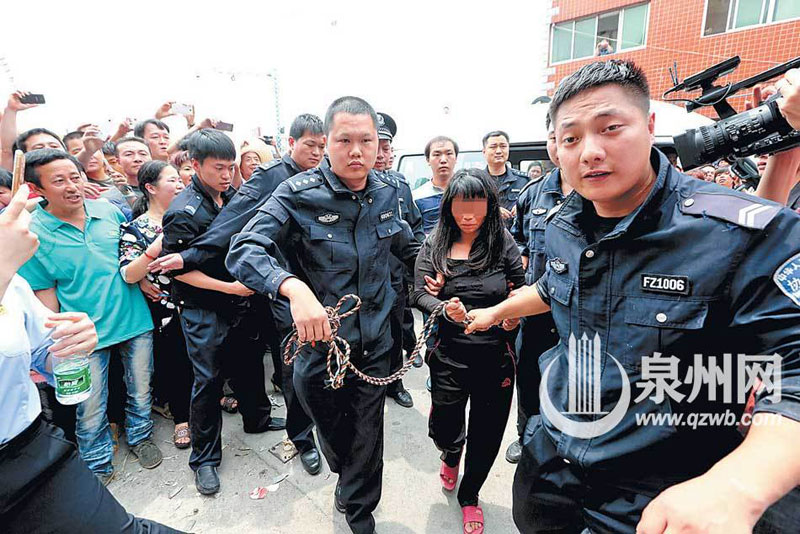 Baby trafficker surnamed Pan is taken away by the police on April 17, 2015, in Quanzhou, south China’s Fujian province. [Photo: qzwb.cn]