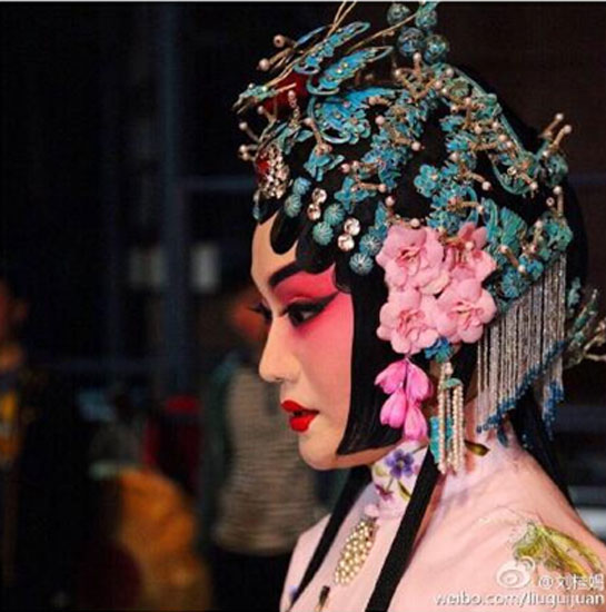 The headdress Liu Guijuan posted on her Weibo account which she said is made out of the feathers of 80 kingfishers and worth 120, 000 yuan ($19,400).[Photo/ Sina Weibo] 
