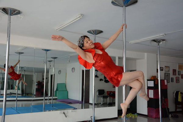 65 Year Old Chinese Woman In Love With Pole Dance Cn