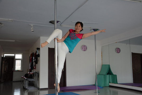 65-year-old Chinese woman Jiang Zhijun falls in love with pole dance, which makes her retired life more pleasurable and exciting.