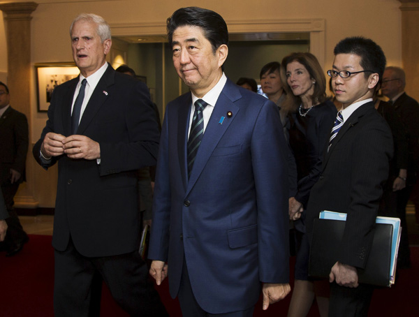 Japanese Prime Minister Shinzo Abe (C) tours the John F. Kennedy Presidential Library with US Ambassador to Japan Caroline Kennedy Schlossberg (2nd R) and her husband Edwin Schlossberg (L) in Boston, Massachusetts April 26, 2015. [Photo/Agencies] 