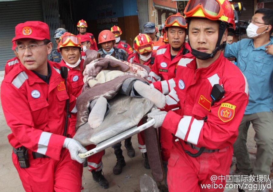 Members of Chinese rescue team carry a survivor in Katmandu, Nepal, April 26, 2015. [Photo from weibo account of Chinese International Search and Rescue Team]