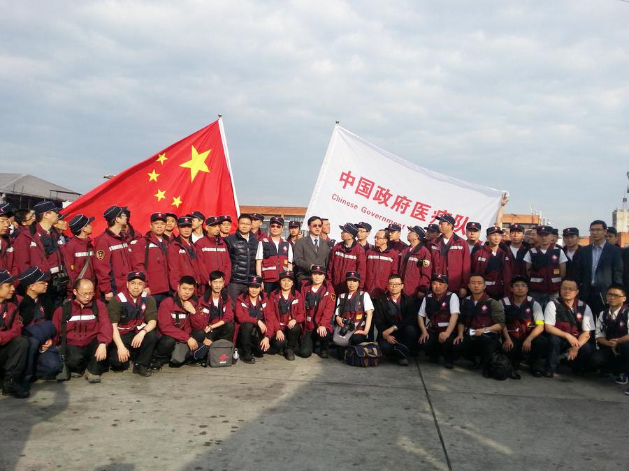  A Chinese medical team takes photoa after arriving at the Tribhuvan International Airport in Katmandu, Nepal, April 27, 2015, joining in other international medical teams for quake relief in Nepal. [Photo/Xinhua]