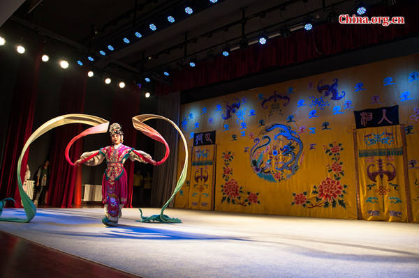 A professional Peking Opera artist performs at Fenglei Opera House on April 25, 2015, during a 'Beijing Salon -- Experiencing Beijing' event. [Photo by Chen Boyuan / China.org.cn]