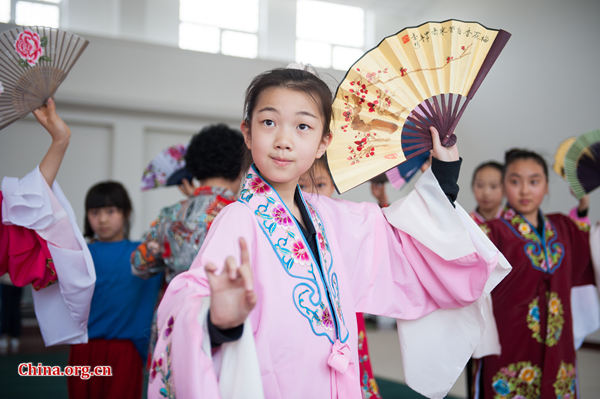 A girl practices Peking Opera performances at Fenglei Peking Opera House on April 25, 2015. [Photo by Chen Boyuan / China.org.cn]