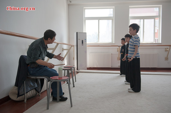 Students practice Peking Opera performances at Fenglei Peking Opera House on April 25, 2015. [Photo by Chen Boyuan / China.org.cn]