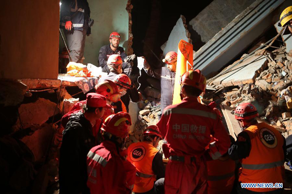Members of China International Search and Rescue Team (CISAR) work at the rescue site in Nepal's capital Katmandu on April 28, 2015. CISAR members successfully found the second earthquake survivor after 34-hour rescue work in Katmandu on Monday. [Photo/Xinhua] 