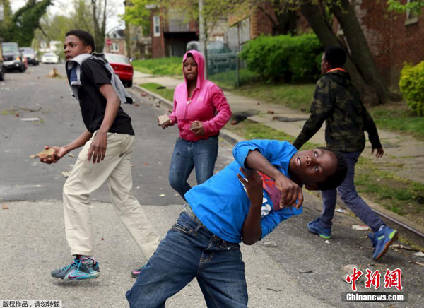 Maryland governor Larry Hogan Monday evening declared a state of emergency and activated the National Guard to address the escalating violence and unrest in Baltimore City following the funeral of a 25-year-old black man who died after he was injured in police custody. [Photo/Chinanews.com]