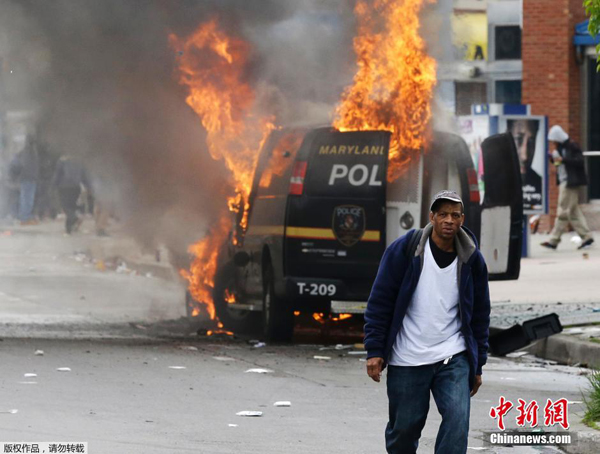 Maryland governor Larry Hogan Monday evening declared a state of emergency and activated the National Guard to address the escalating violence and unrest in Baltimore City following the funeral of a 25-year-old black man who died after he was injured in police custody. [Photo/Chinanews.com]