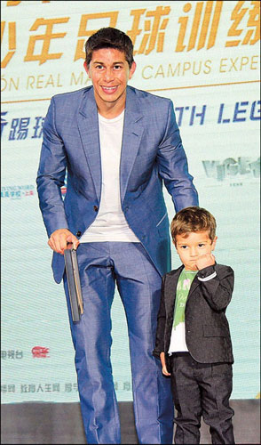 Shanghai SIPG player Darío Conca and his son showed up at the opening ceremony of a soccer training center run by Real Madrid Foundation. [Shanghai Daily] 