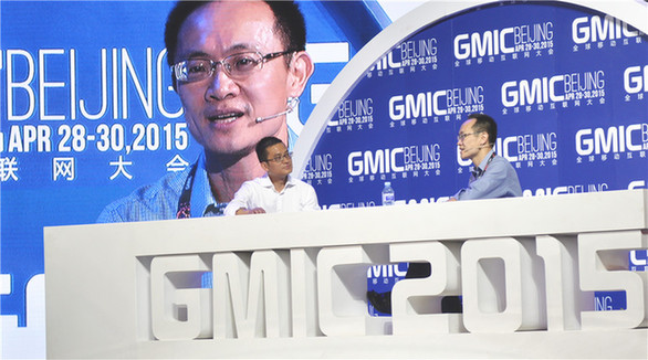 Lin Bin, co-founder and president of Xiaomi corporate, talks with Wen Chu, founder and CEO of Great Wall Club during a panel discussion entitled 'The Power of Going Mobile – From One To All' at the Global Mobile Internet Conference 2015..[Photo/China.org.cn by Ma Yujia]